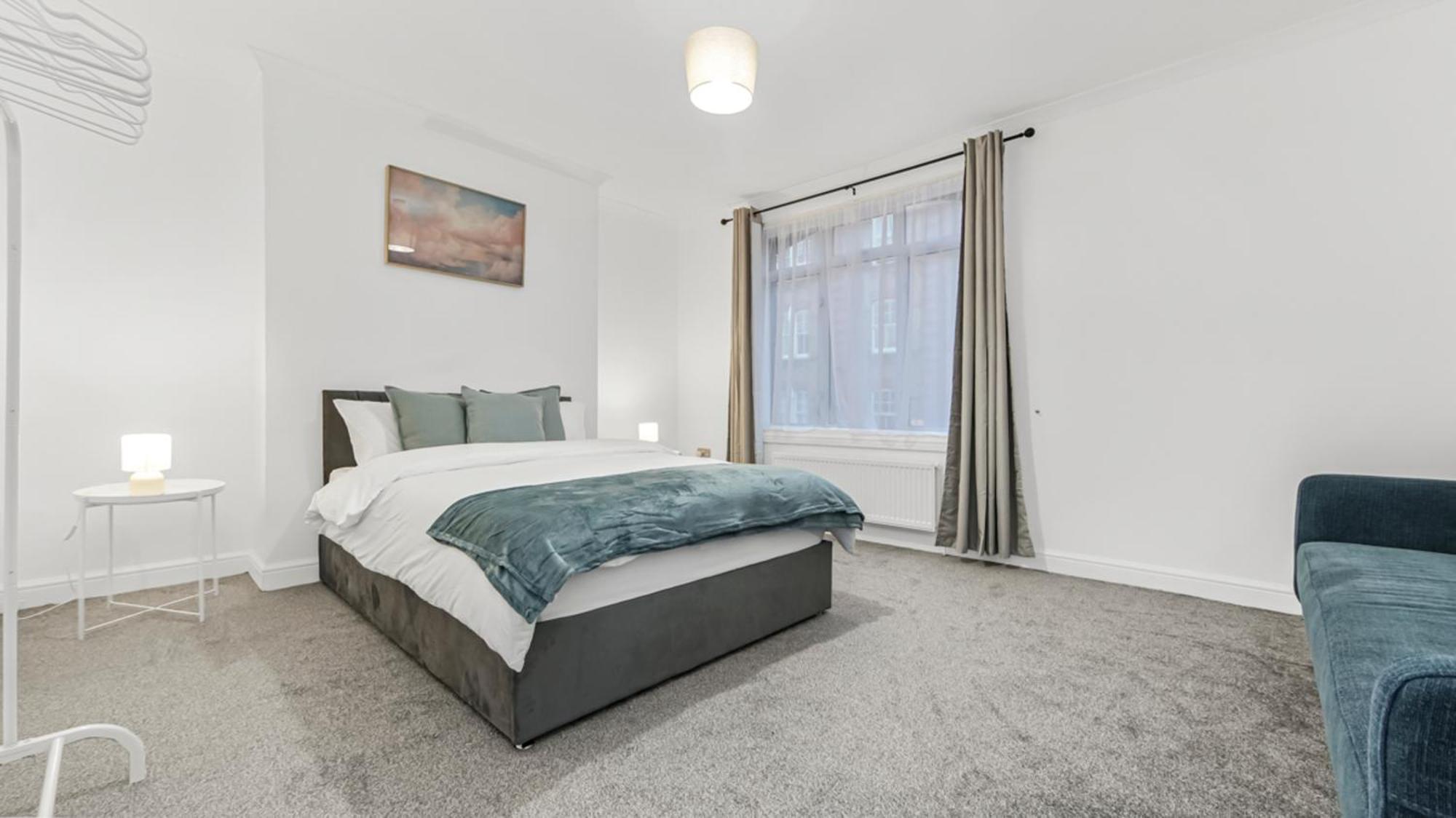 Excellent 2-bed Flat Near Apartment *